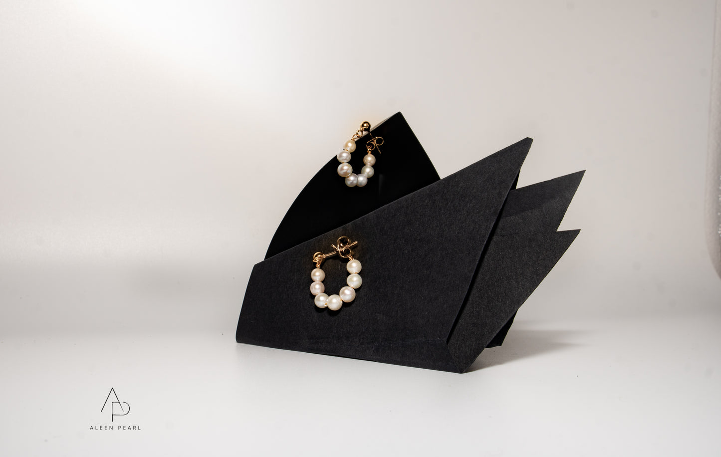 Akoty Pearl - Gold Earrings